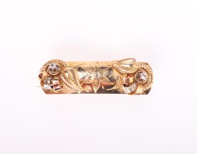 une image d'un gros plan d'une bague en or sur un fond blanc
