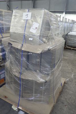 une grande pile de boîtes sur une palette dans un entrepôt