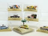 six petites voitures dans une vitrine posée sur une surface blanche