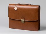 porte-documents en cuir marron avec un fermoir métallique sur fond gris
