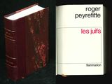 deux livres posés côte à côte sur une table