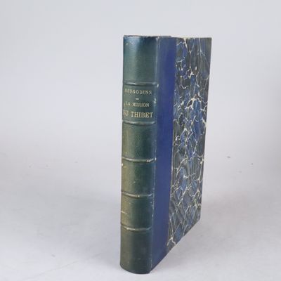 un livre dont la couverture est bleue