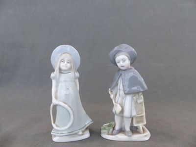 deux figurines représentant un garçon et une fille debout l'un à côté de l'autre