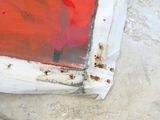une porte rouge rouillée à l'extérieur