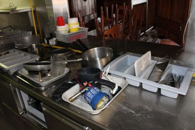 un plan de travail de cuisine sur lequel sont posés de nombreux plats et casseroles