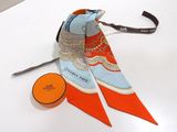 un foulard et une paire de ciseaux posés sur une table