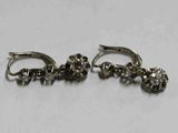 deux paires de boucles d'oreilles en argent ornées de pierres noires et blanches
