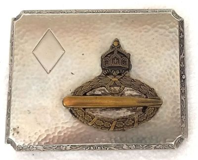 une vieille boucle de ceinture en argent et en or ornée d'un oiseau