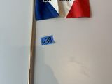 un drapeau et une épée accrochés au mur