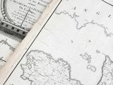 deux cartes de l'Angleterre et de l'Irlande posées sur une table