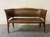 un banc en bois avec une assise en cuir marron