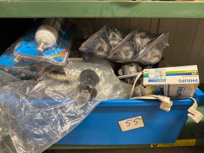 un bac bleu rempli d'articles qui se trouvent sur l'étagère
