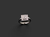 gros plan d'une bague en diamant sur une surface noire