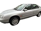 La voiture argentée est garée sur le bord de la route.