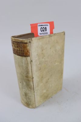 un petit livre posé sur une table