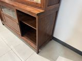 une armoire en bois avec une porte vitrée et des étagères