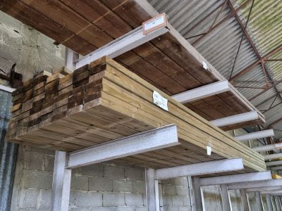 de nombreuses pièces de bois empilées les unes sur les autres