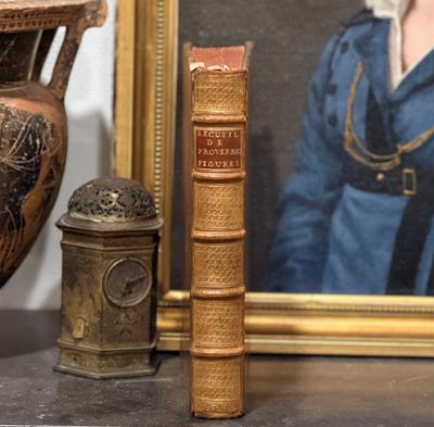 la photo d'un livre posé sur une table, à côté de la photo d'une femme
