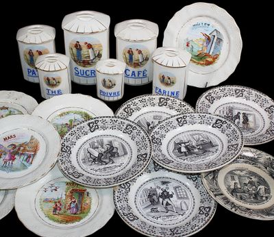 plusieurs assiettes et tasses posées sur une table