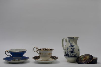 trois tasses et une soucoupe posées sur une table