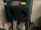 une machine bleue qui se trouve dans un garage