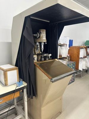 une pièce avec une table et un poêle à l'intérieur