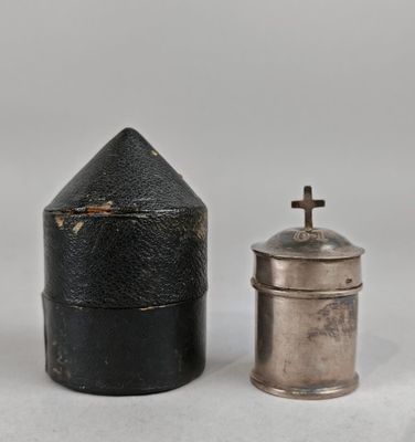 deux petits récipients métalliques posés l'un à côté de l'autre sur une surface blanche