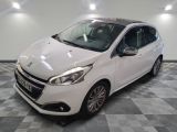 la petite voiture blanche est garée dans la pièce au sol en damier
