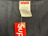 L'étiquette d'une veste Supreme est accrochée à l'arrière de la veste