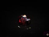gros plan d'un diamant rouge sur une surface noire