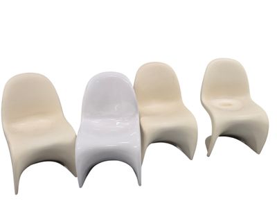 trois chaises en plastique blanches placées côte à côte sur une surface blanche
