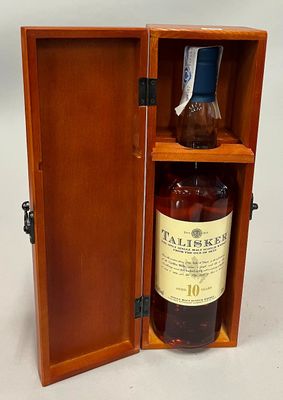 une photo d'une bouteille de whisky dans un coffret en bois