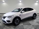 un 4x4 blanc garé sur un sol en damier dans un garage