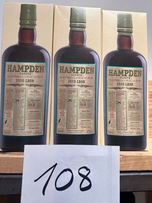 trois bouteilles d'alcool sur une étagère, accompagnées d'une étiquette de prix