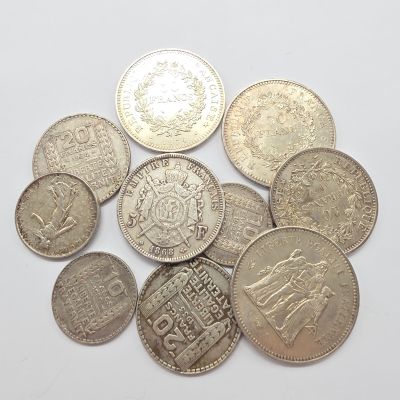 quelques pièces sont posées sur une surface blanche