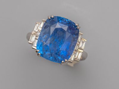 une bague en saphir et diamant