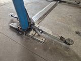 une image d'une machine qui travaille sur une pièce de métal