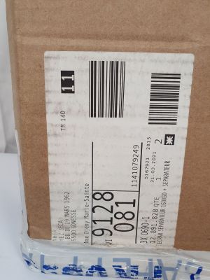 une boîte contenant une paire de ciseaux
