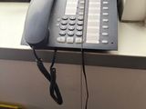 un téléphone posé sur un rebord de fenêtre, à côté d'un autre rebord de fenêtre
