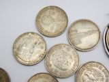 un lot de pièces de monnaie posées sur une table