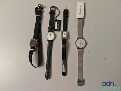 plusieurs montres différentes posées les unes à côté des autres sur une table