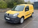 une camionnette jaune garée dans un parking