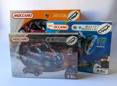 deux boîtes de jouets posées sur une table