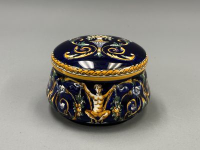 une image représentant une boîte bleue et dorée sur laquelle figure une femme