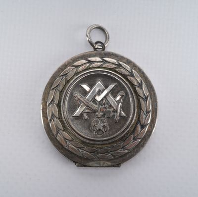 une image représentant une médaille d'argent sur laquelle figurent un marteau et une croix