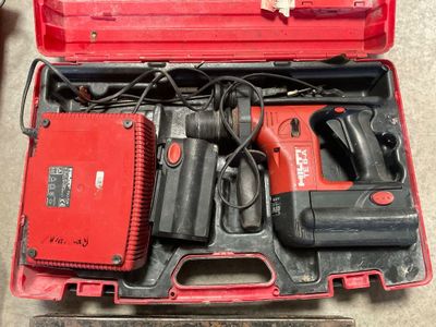 une boîte à outils rouge avec des outils sur le sol