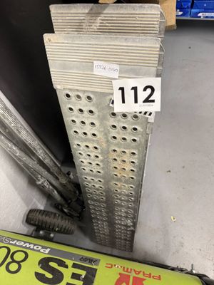 une grande variété de tuyaux de toutes sortes dans un magasin