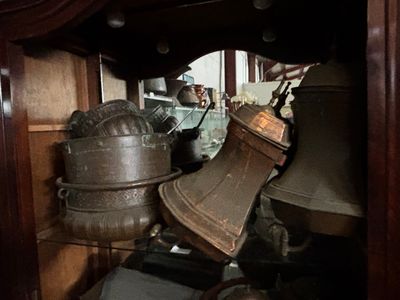 de nombreuses cloches exposées dans une vitrine