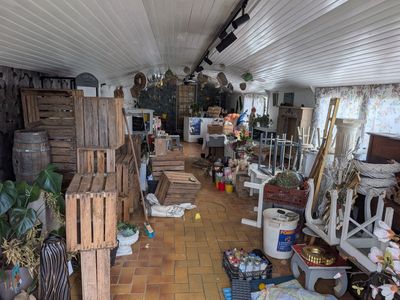 une pièce remplie d'une grande variété de meubles