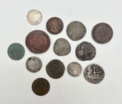 une pile de vieilles pièces de monnaie posée sur une surface blanche